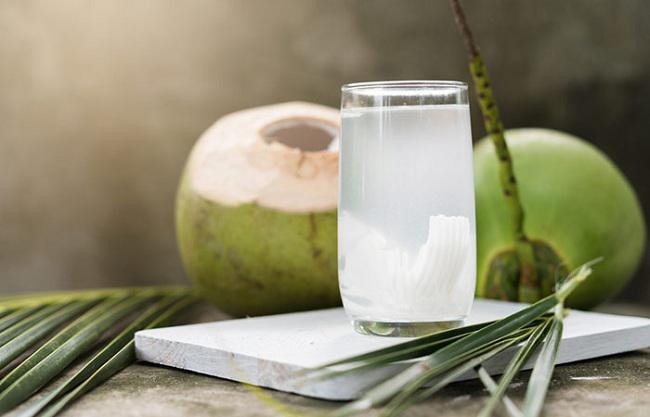 Uống nhiều nước dừa có thể bị tích nước