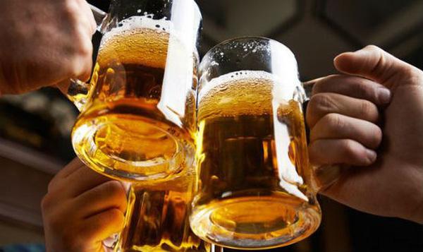 Uống rượu quá nhiều:  cũng gây ung thư vì nó có thể tiêu diệt các vi khuẩn đường ruột khỏe mạnh 