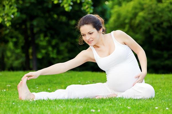 Tập thể thao thể dục nhẹ nhàng giúp mẹ luôn cảm thấy khỏe khoắn hơn, tươi tỉnh hơn và giúp quá trình sinh nở dễ dàng hơn nhiều. 