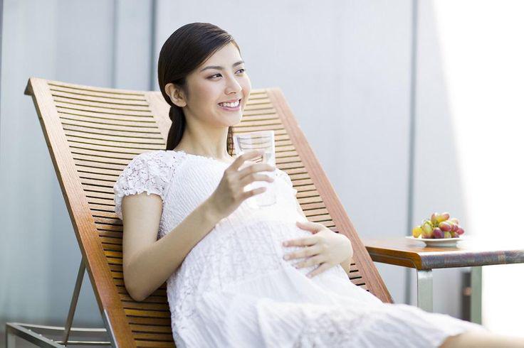 Uống nước khi mang thai rất quan trọng trong việc cung cấp đủ nước ối