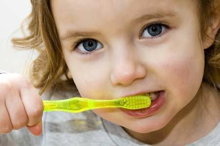 Cách chăm sóc răng miệng cho bé đúng cách