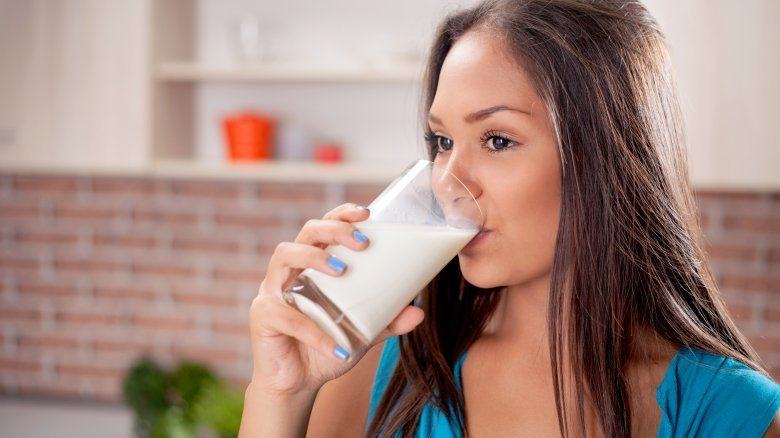 Uống sữa bị đầy hơi, nguyên nhân và cách khắc phục 