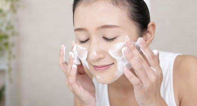 Tại sao rửa mặt lại quan trọng với da dầu? 