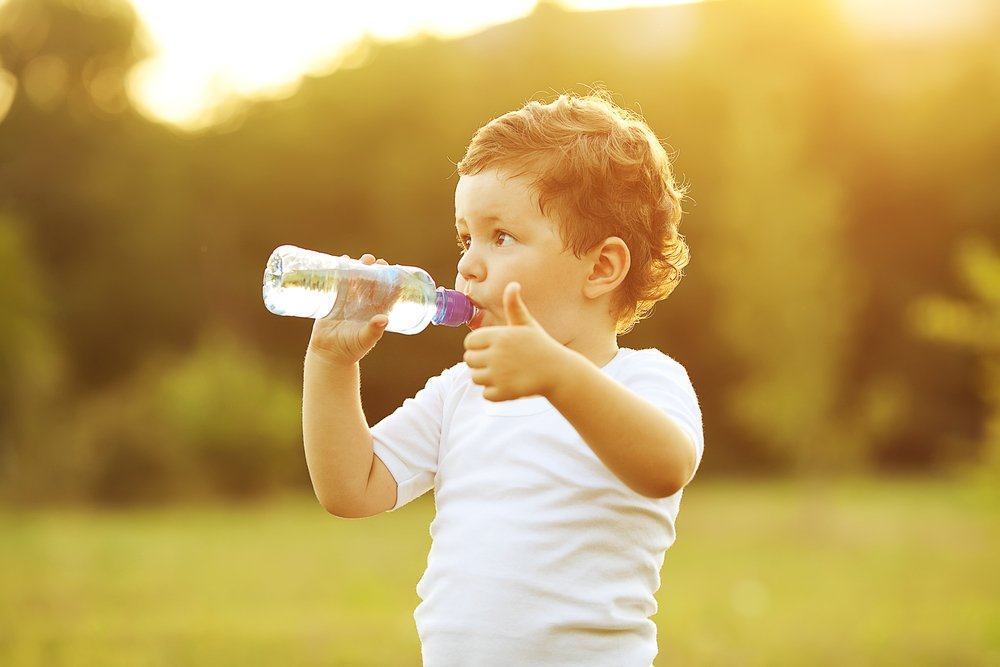 Có nên cho trẻ sơ sinh uống nước không? Cho trẻ uống nước từ khi nào? 