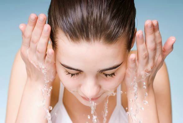Rửa mặt đúng cách cho da dầu nhạy cảm: 