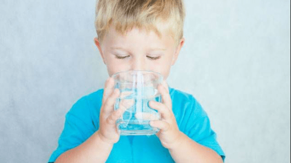 Làm thế nào để chắc chắn rằng con bạn đang uống đủ nước