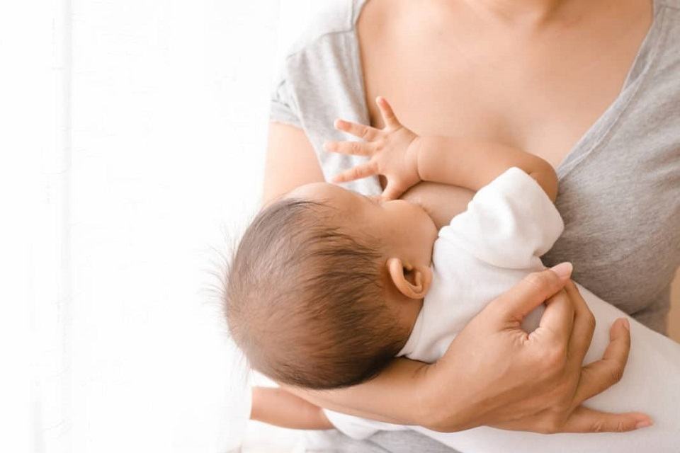 Trẻ cần được bú sữa mẹ hoàn toàn trong 6 tháng đầu đời