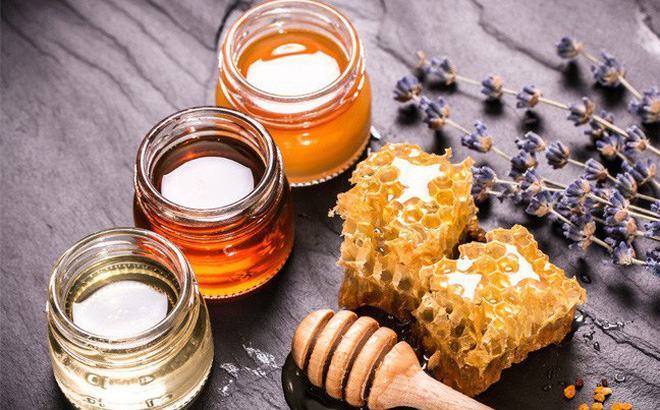 Mật ong chứa nhiều thành phần dinh dưỡng cao như carbonhydrat, các vitamin, chất khoáng và các chất chống oxy hóa như chrysin, pinobanksin, vitamin C, catalase, các pinocembrin