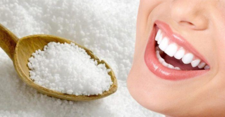 Cách làm trắng răng tại nhà bằng muối