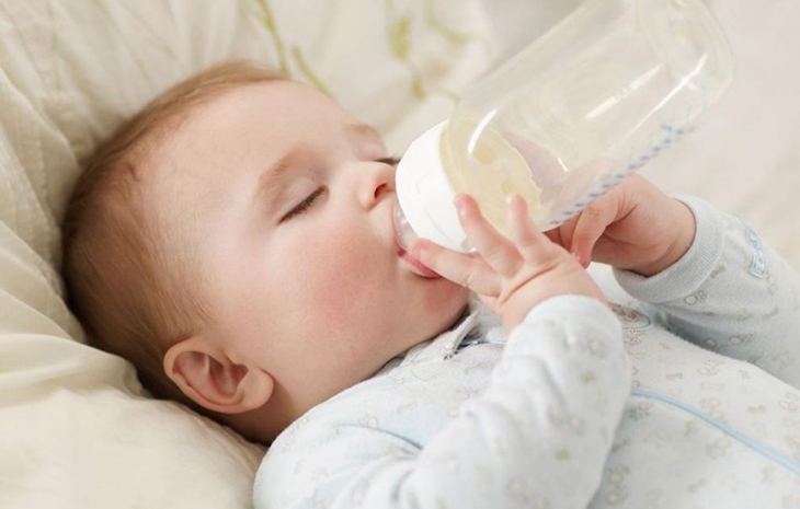 Thời điểm nào cho trẻ uống sữa ngoài?